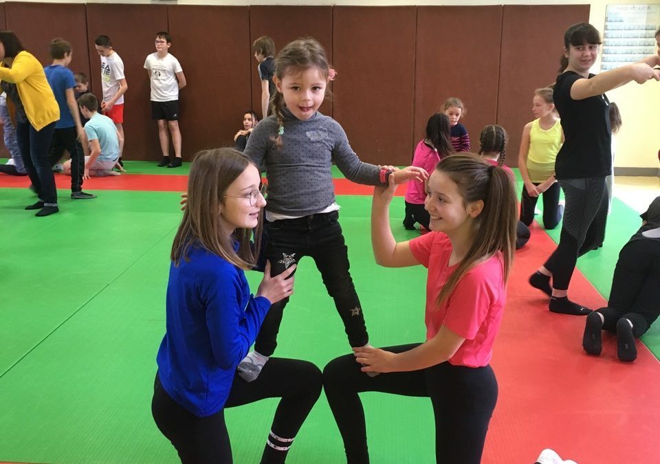 Les Maternelles découvrent l’Acrosport avec les 4e