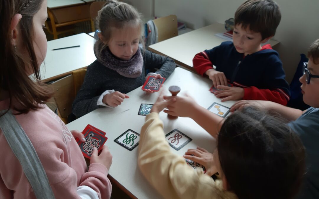 Les élèves de cycle 2 en ateliers