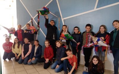 Construction de piñatas dans l’atelier « Voyages Voyages »