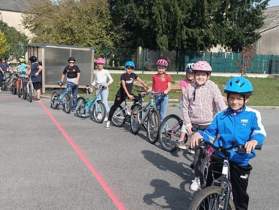 Les CM apprennent à rouler à vélo